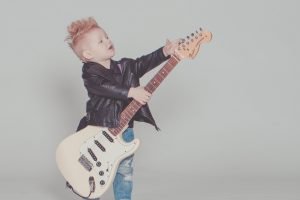 clases de guitarra para niños, profesor de guitarra online, curso de guitarra acustica, mision musico express