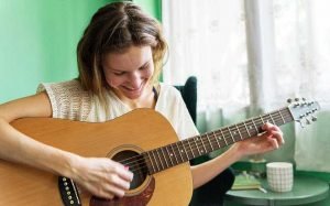 acordes de guitarra, acordes faciles, aprender guitarra online, mision musico express